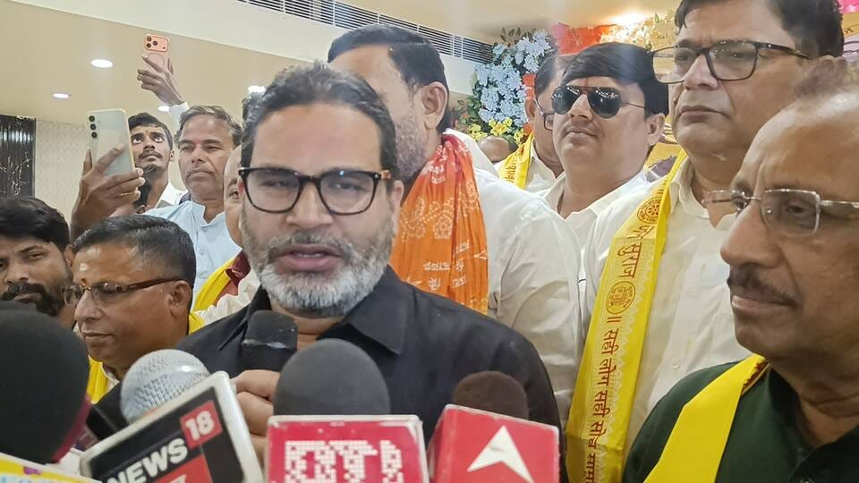 पत्रकारों को संबोधित करते जनसुराज प्रमुख प्रशांत किशोर