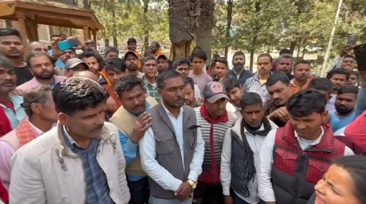 A laborer from Bihar was found hanging in his room