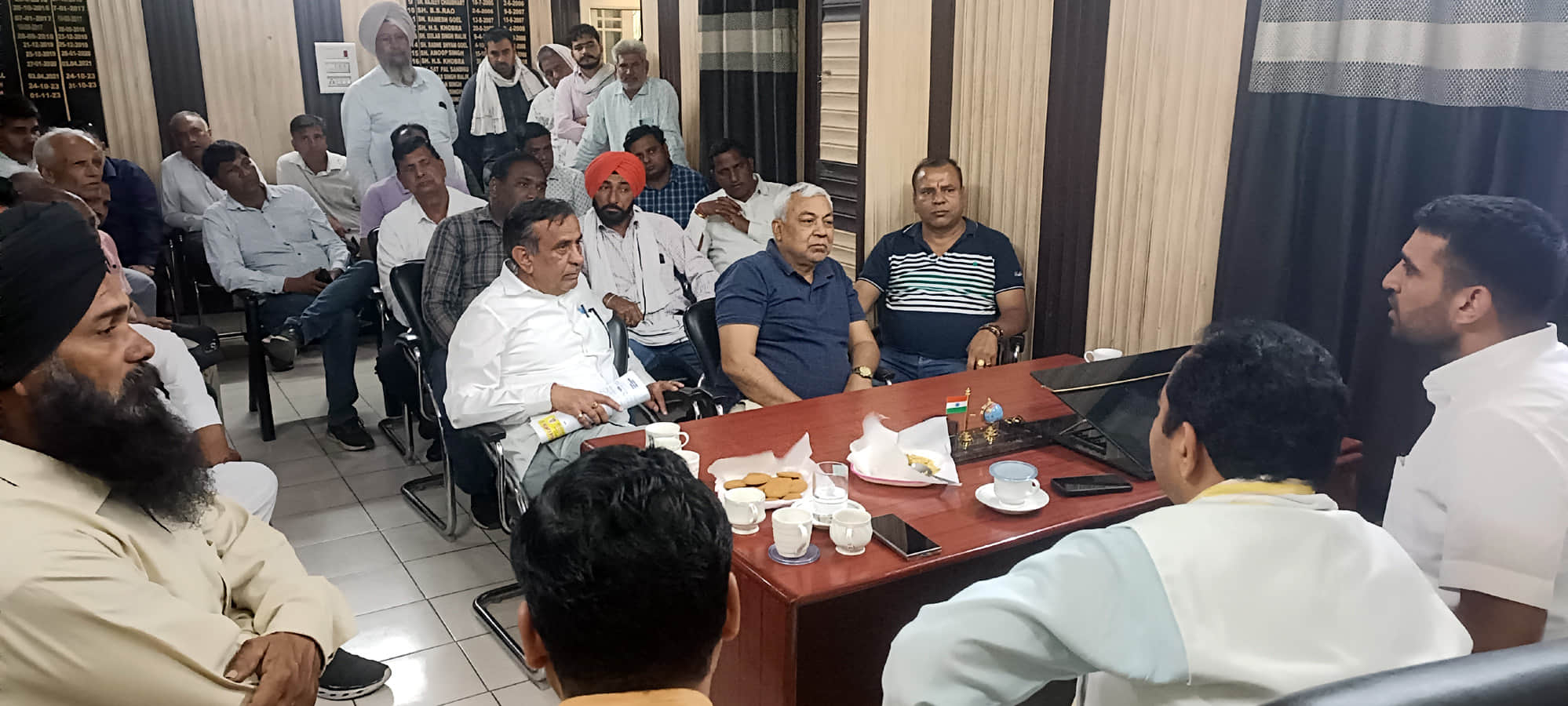 राइस मिलों में गेहूं गिरवाने की मांग को लेकर एसडीएम से मिलते हुए आढ़ती व राइस मिलर।