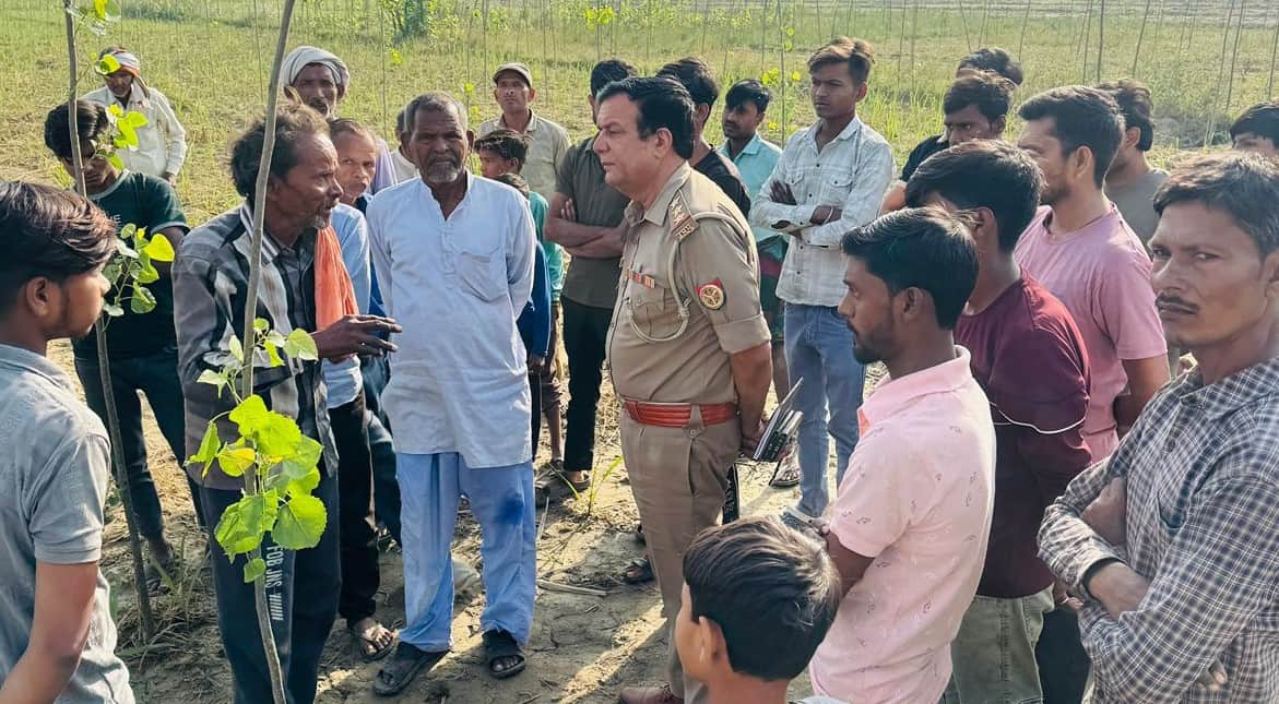 रोजा थाना क्षेत्र के पिररिया गांव पेड़ से लटके मिले सूरज के शव की सूचना पर पहुंची पुलिस। स्रोत: