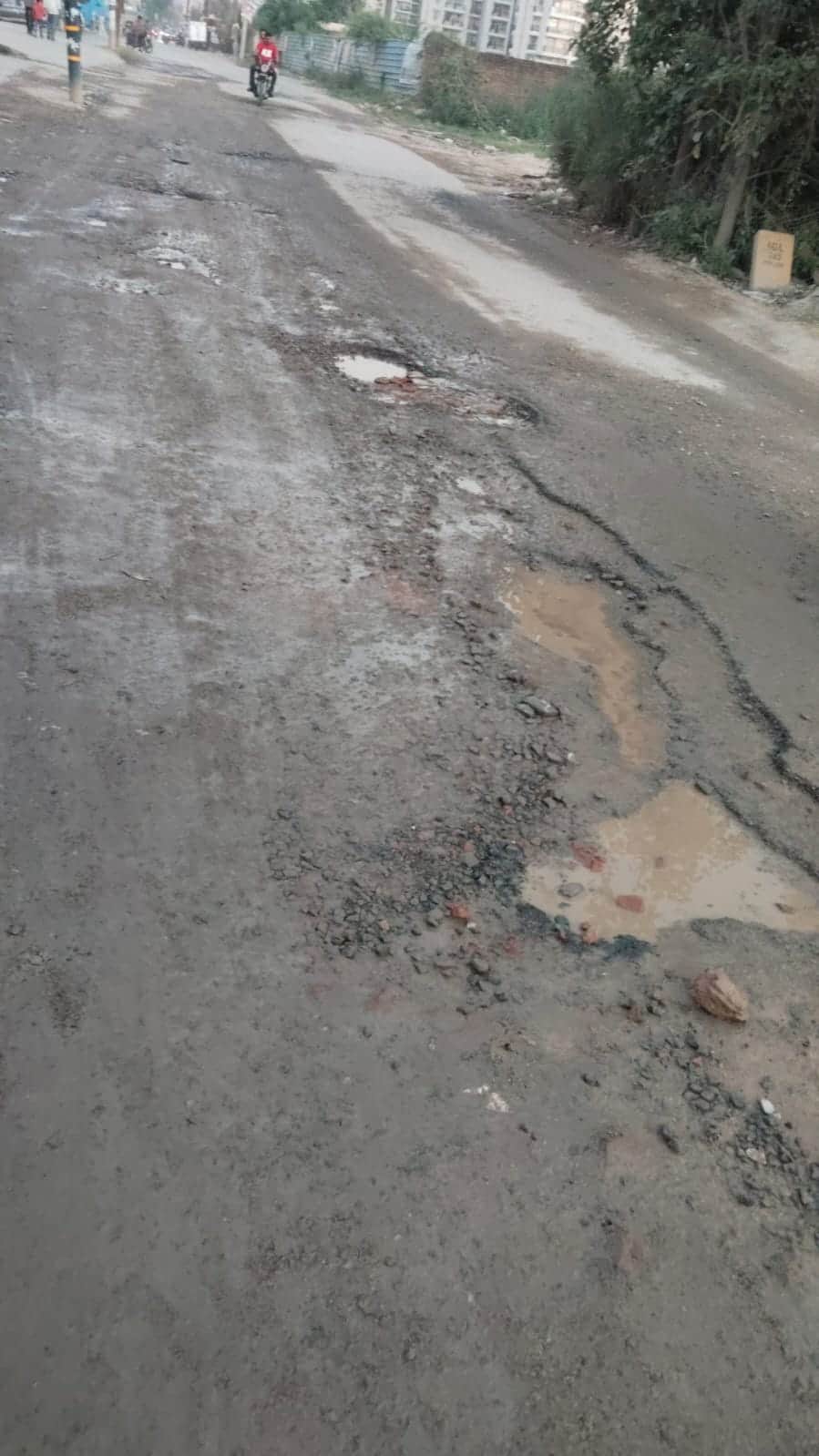 राजनगर एक्सटेंशन की टूटी हुई हम तुम रोड। संवाद