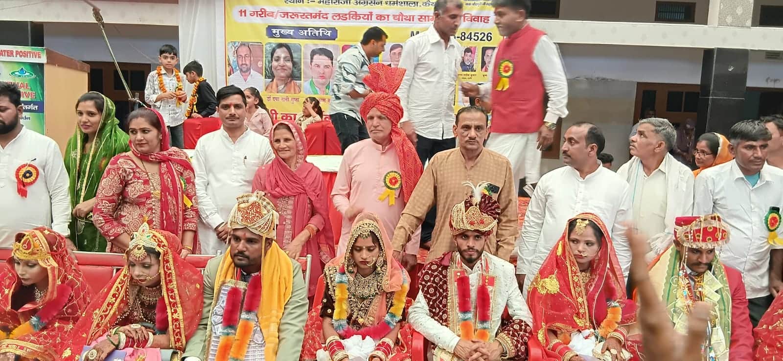 राजौंद के सामूहिक विवाह समारोह में नव विवाहित जोड़ों को आशीर्वाद देते मुख्य अतिथि व अन्य।