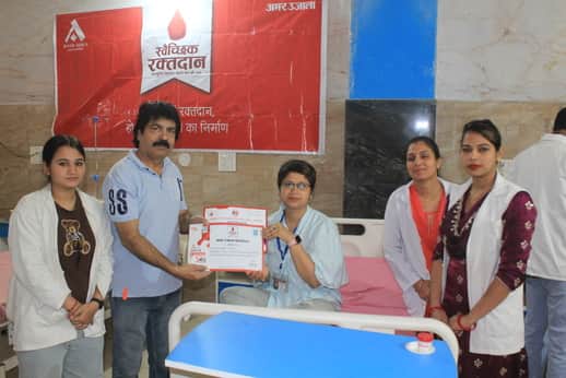 रक्तदाता को प्रमाण पत्र देकर सम्मानित करते समाज सेवी  दिनेश। संवाद