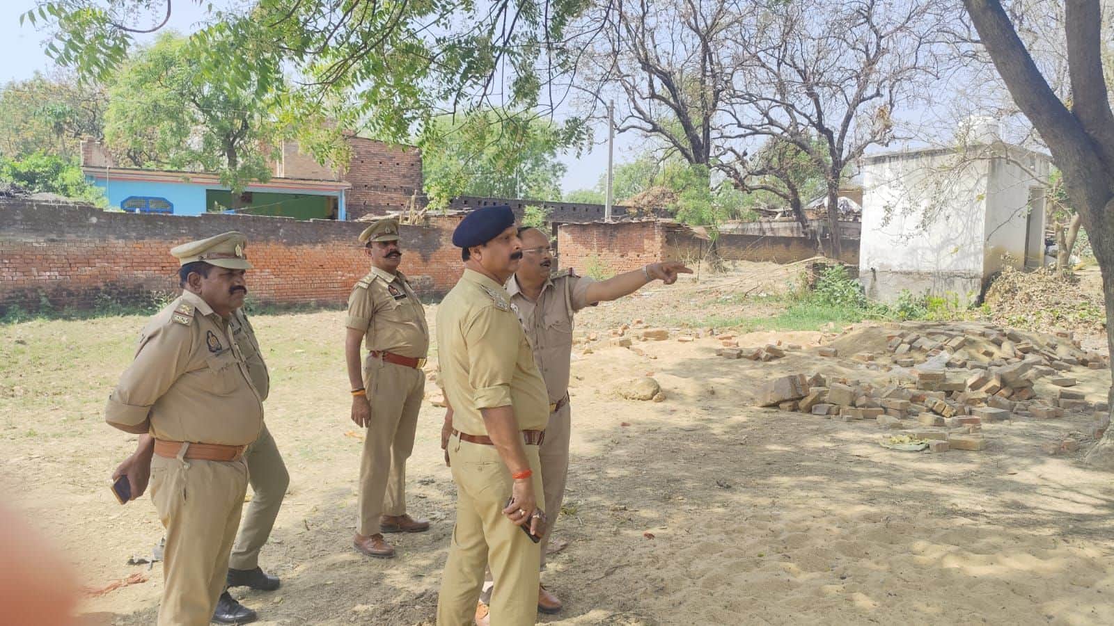  रामगंज के नरहरपुर गांव में हुए विवाद के बाद निरीक्षण करते सीओ मनोज मिश्रा। स्रोत: स्थानीय नागर