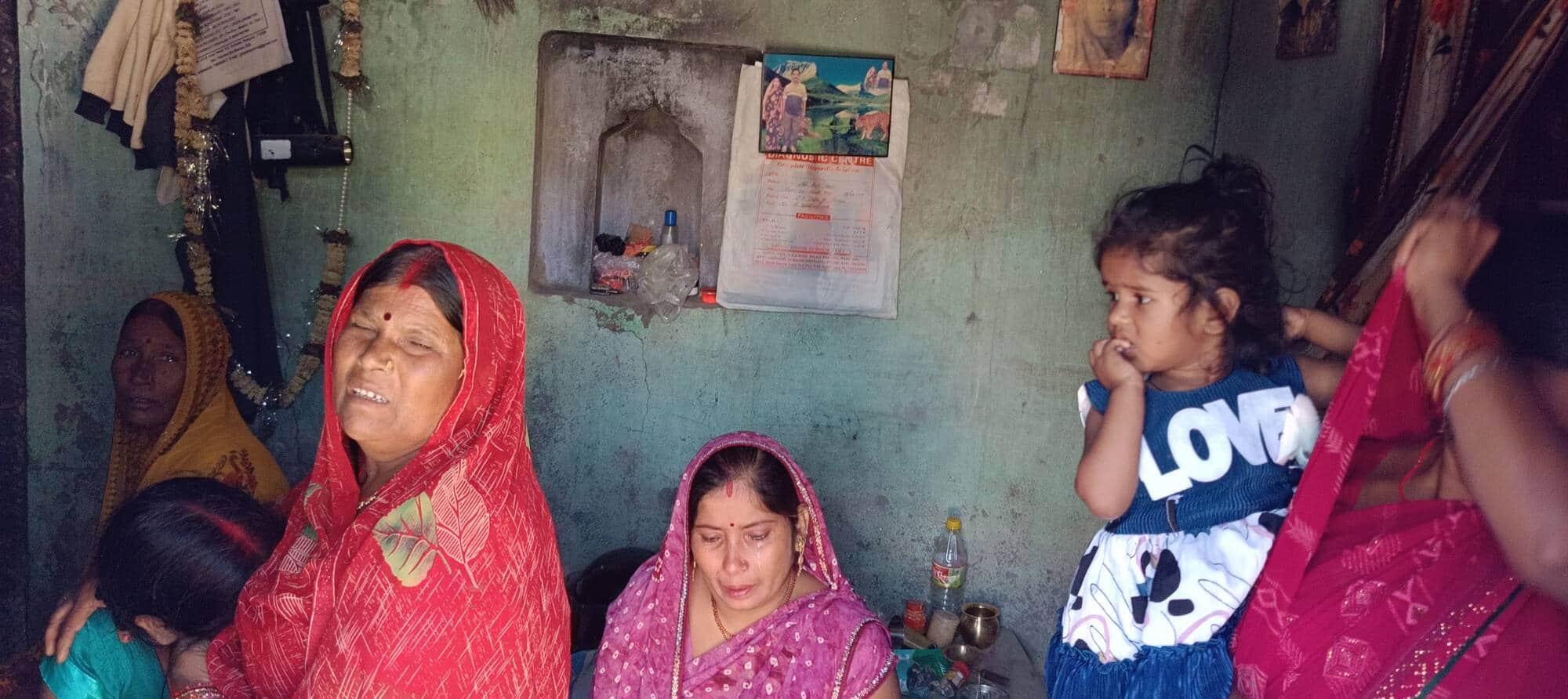 रामकोला थाना क्षेत्र के मोरवन इमलिया में तेजाब से हुए हमले के चौथे दिन रोती बिलखती काजल या दव क