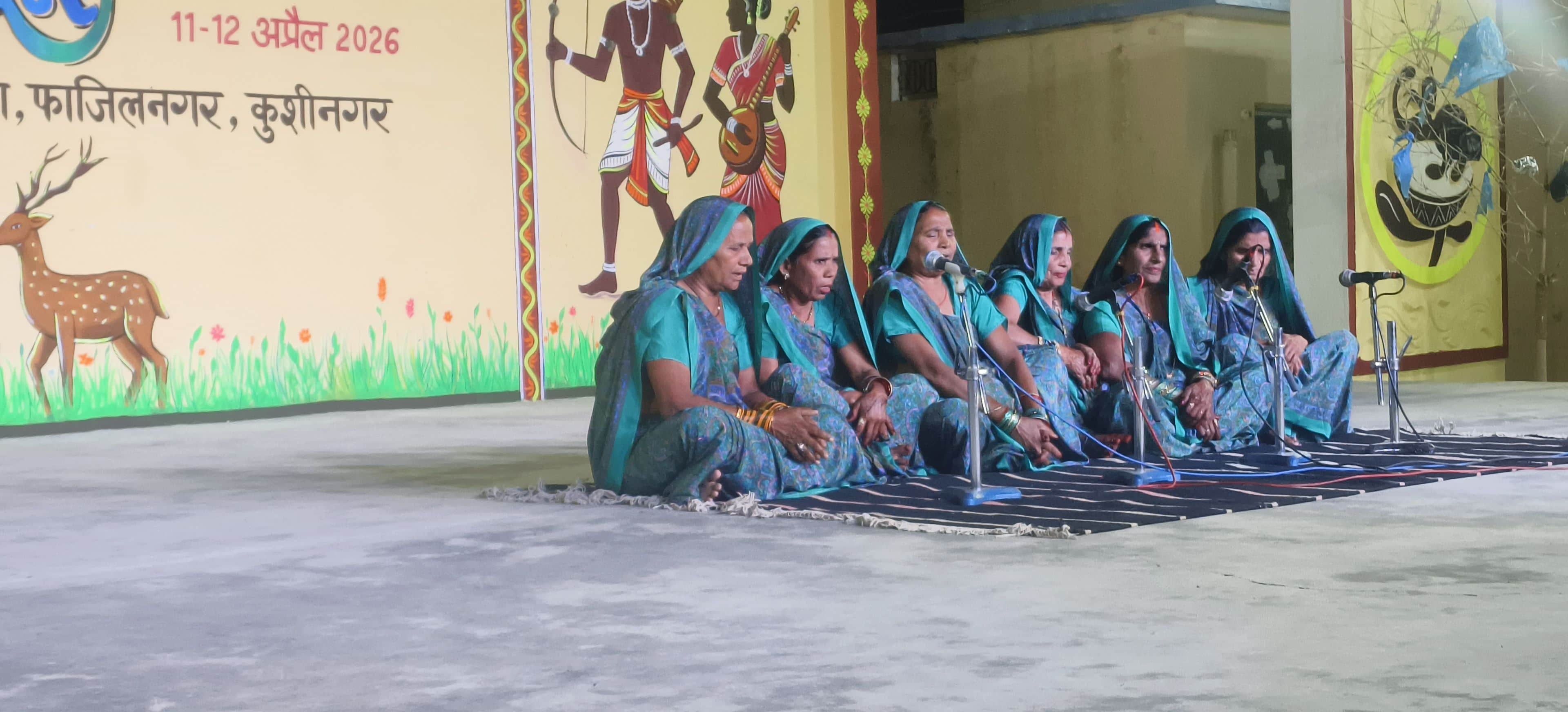 रोपनी सोहनी गीत प्रस्तुत करती गांव की महिलाएं। संवाद