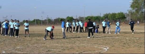 सॉफ्टबॉल पर राष्ट्रीय कार्यशाला में प्रशिक्षण देते विशेषज्ञ । स्रोत- दक्षिणाी परिसर