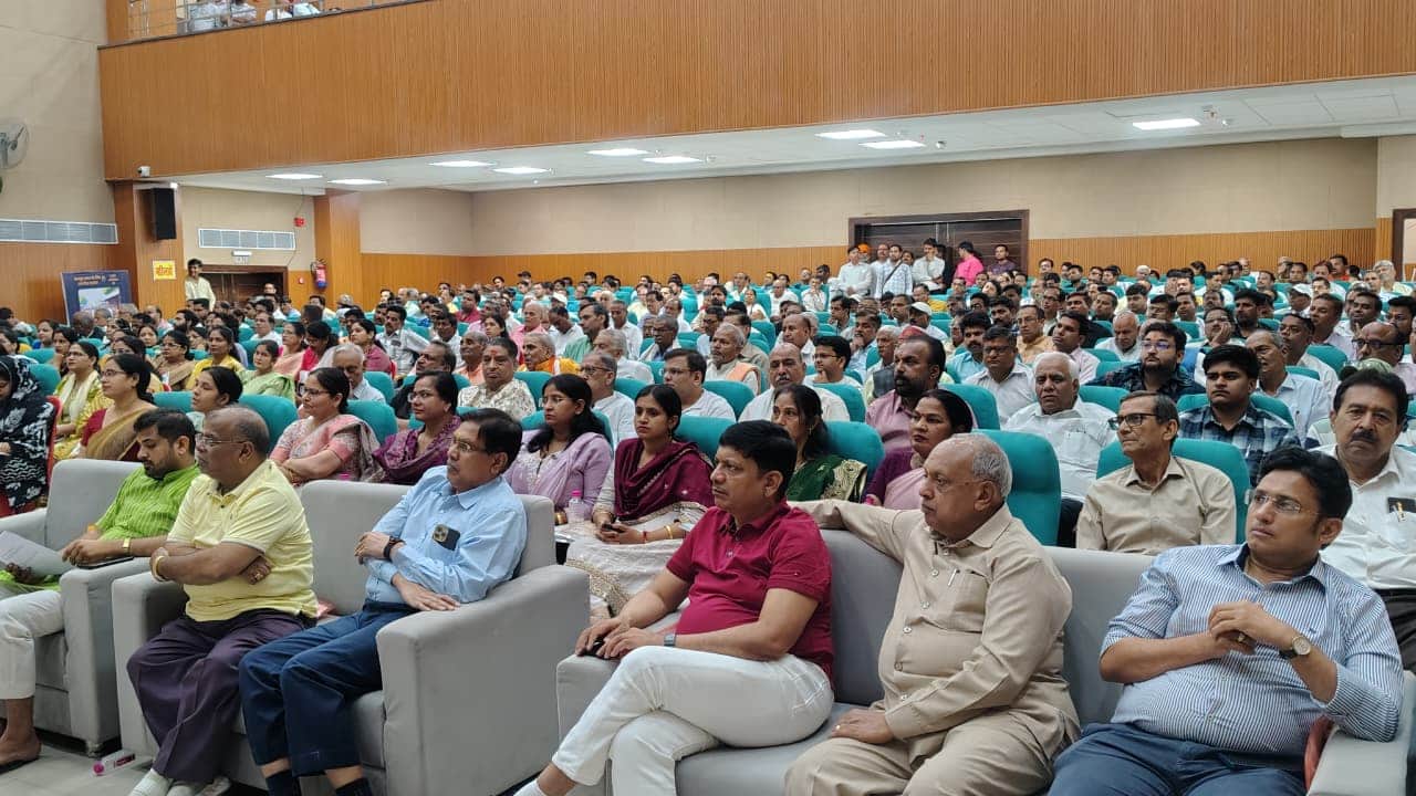 संघ के बैठक में मौजूद शहर के गणमान्य नागरिक। स्रोत संगठन