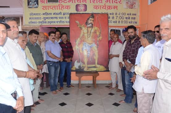 संकट मोचन मंदिर में होने वाले विकास कार्य के बारे में जानकारी देते कमेटी सदस्य। संवाद