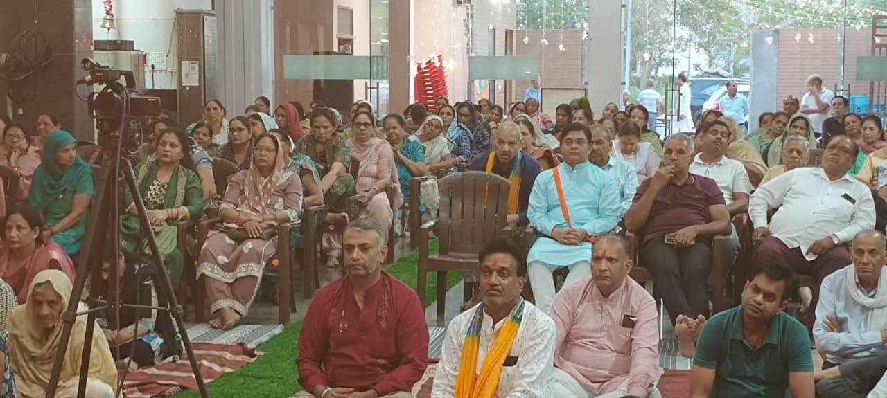 सेक्टर 9-11 हिसार के शिव मंदिर में श्रीमद भागवत कथा सुनते श्रद्धालु।