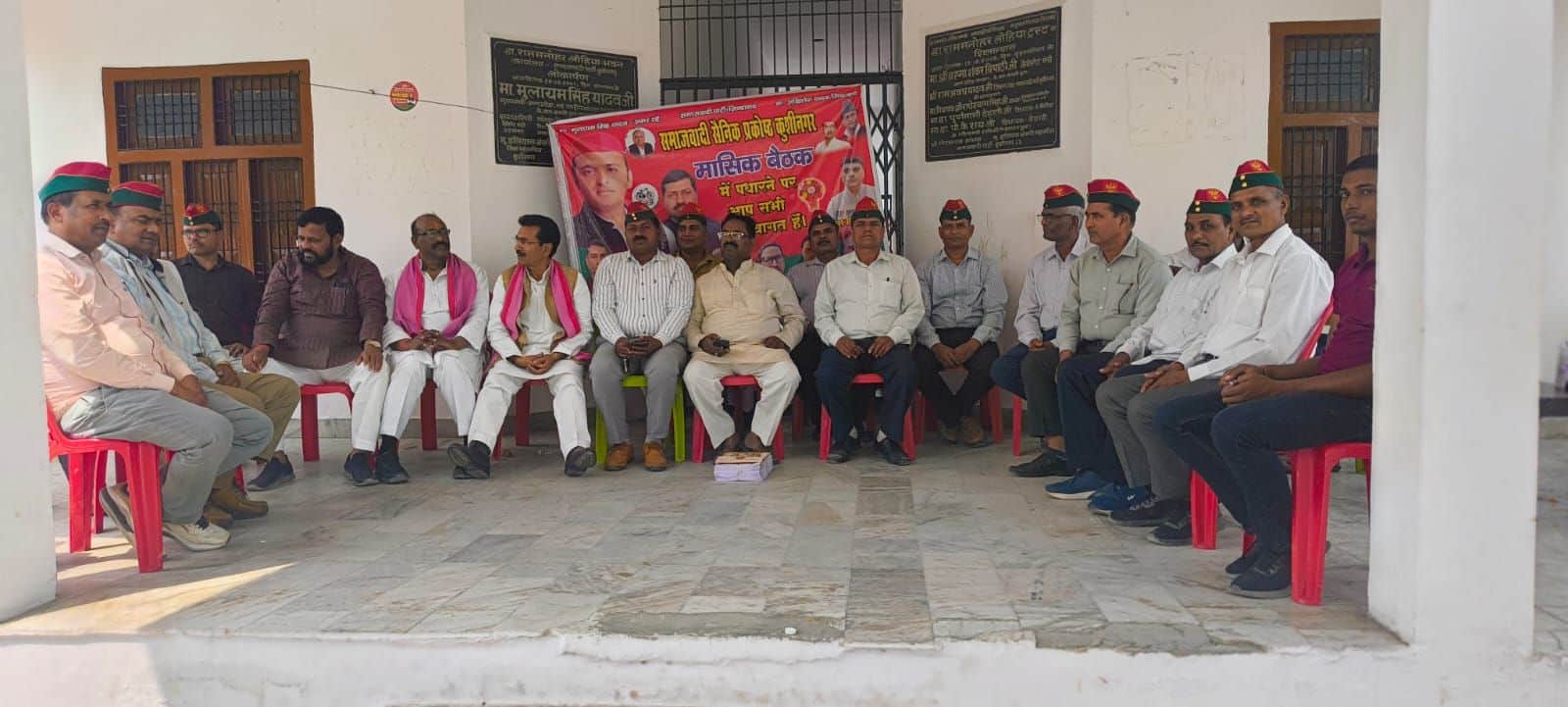 समाजवादी पार्टी जिला कार्यालय लोहिया भवन में सैनिक प्रकोष्ठ की बैठक लेते जिलाध्यक्ष रामअवध यादव