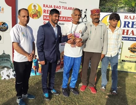 70-year-old Dayaram Arya participated in the three-kilometer race.