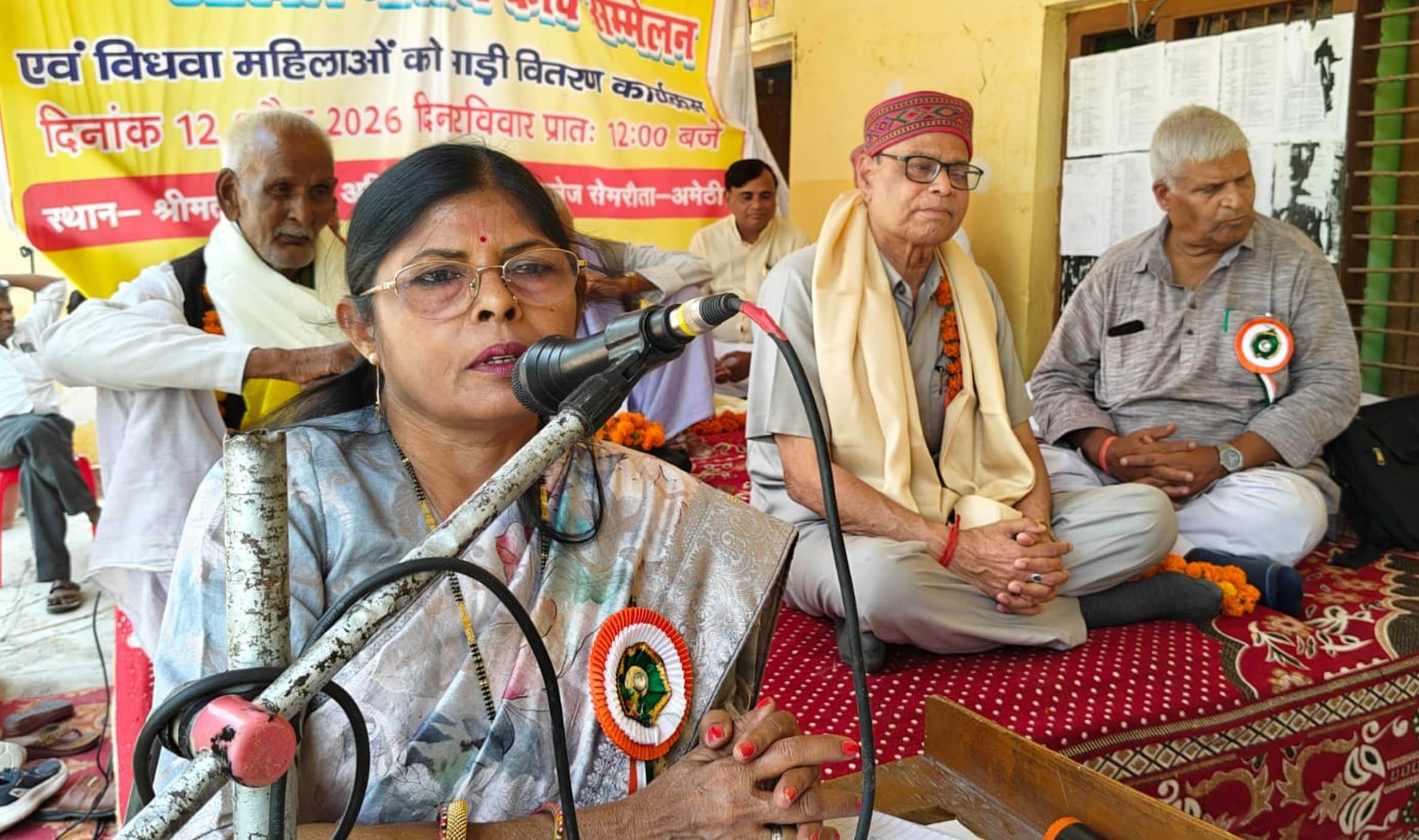 सेमरौता कस्बे के श्रीमती राजरानी अग्निहोत्री पीजी कालेज मे आयोजित कवि सम्मेलन मे कविता पाठ करती