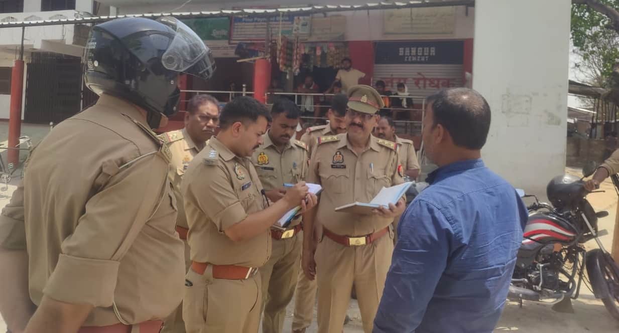 स्मृति द्वार पर वीएचपी ध्वज हटाकर काला झंडा लगाने के बाद हुए विवाद के दौरान जुटी पुलिस और भीड़।