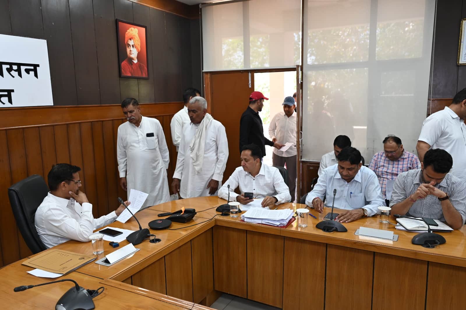 समाधान शिविर में लोगों की समस्या सुनते एसडीएम सुभाष चंद्र। स्रोत : प्रशासन