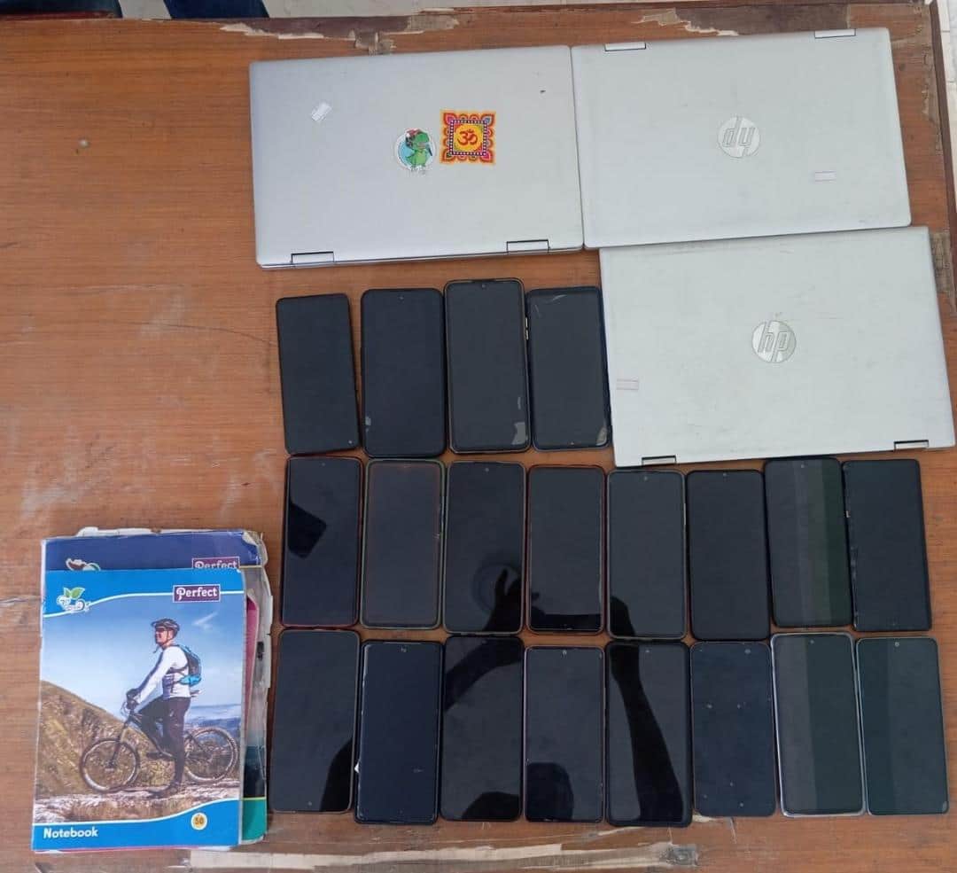 सोनौली रुपन्देही में ऑनलाइन सट्टेबाजी में लैपटाप व मोबाइल बरामद। 