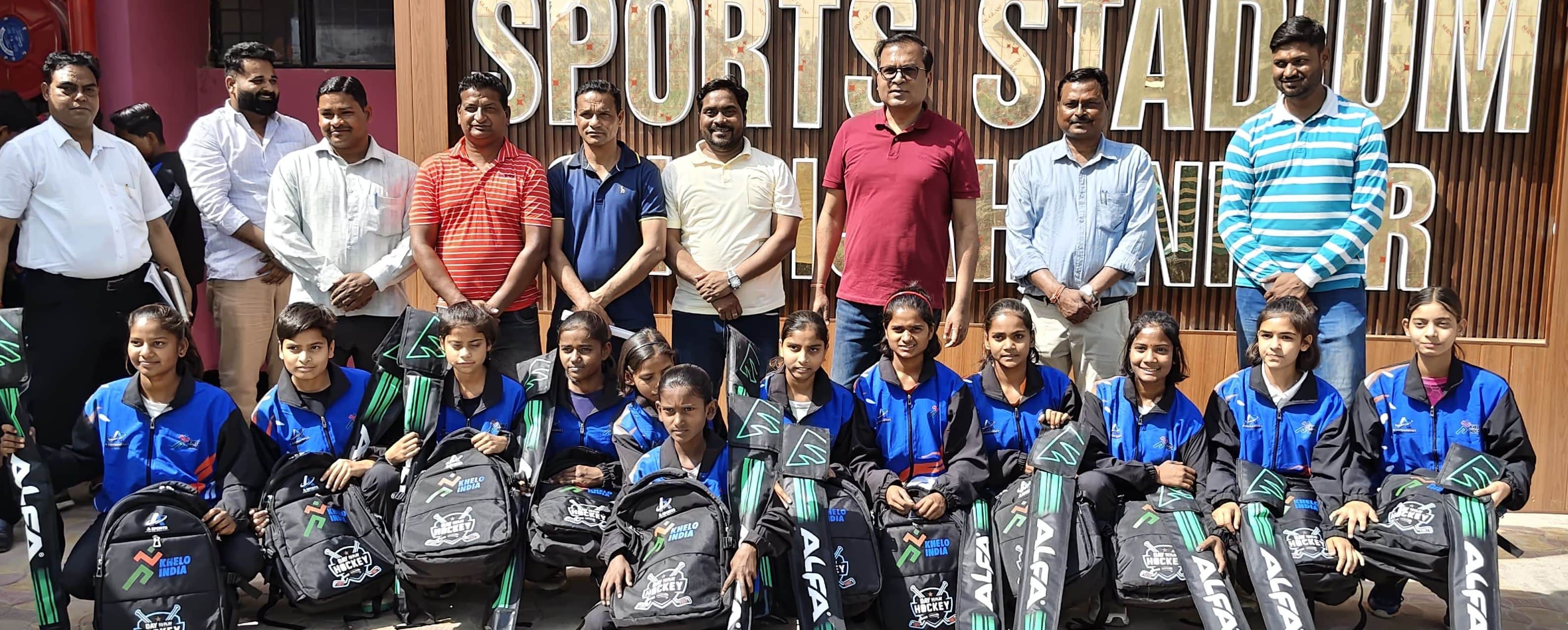 स्पोर्ट्स स्टेडियम में बच्चों को खेल किट का वितरण करते डीएम धर्मेंद्र प्रताप सिंह। स्रोत: सूचना