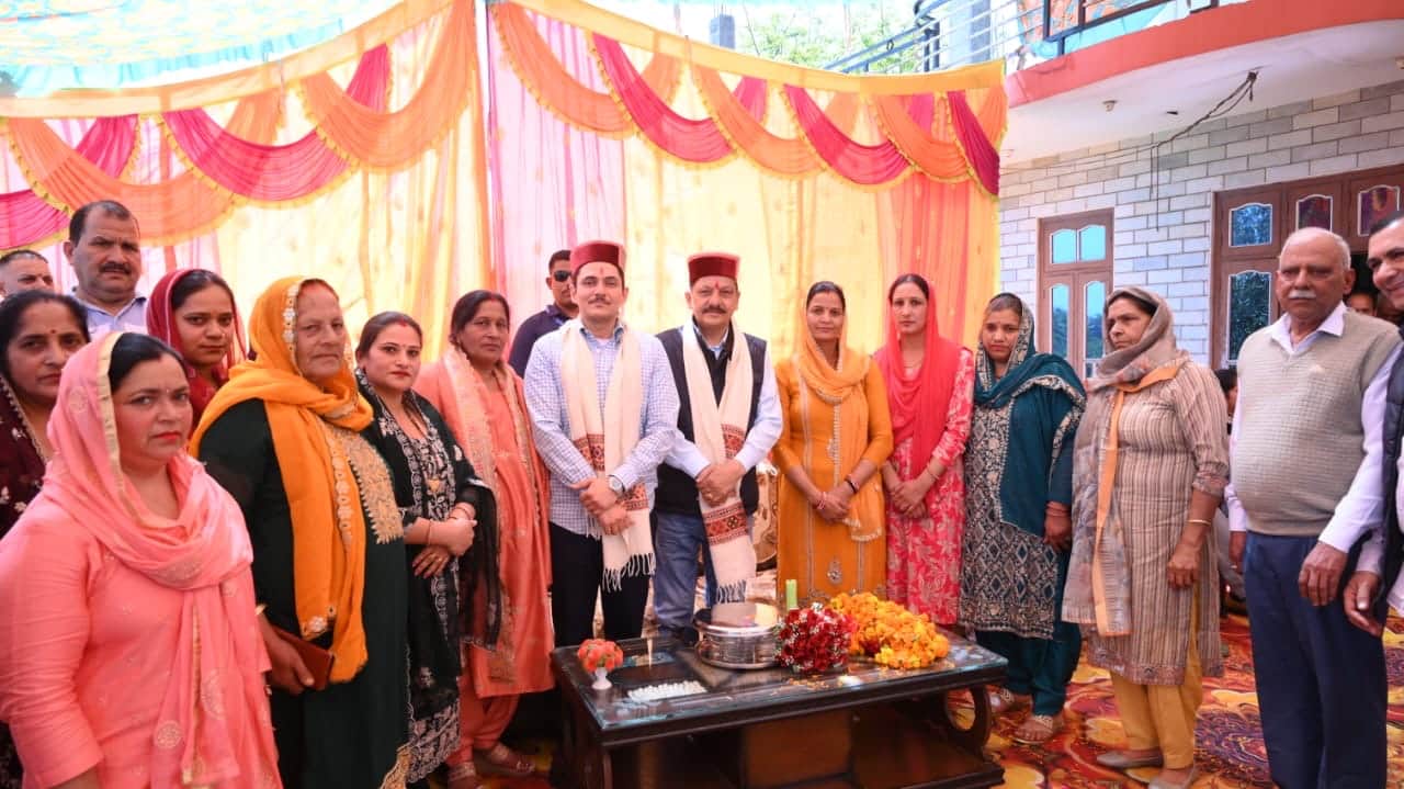 सराहकड़ गांव में सर्व कल्याणकारी ट्रस्ट के अध्यक्ष अभिषेक राणा व संस्थापक राजेंद्र राणा महिला म