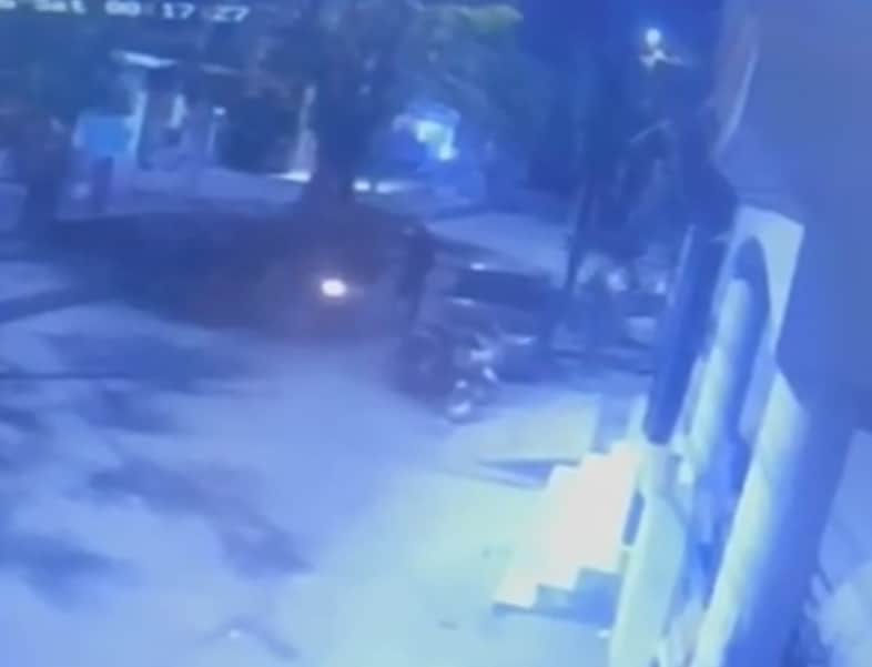 सीसीटीवी फुटेज में दिखे तीन चोर व घर में बिखरा पड़ा सामान।