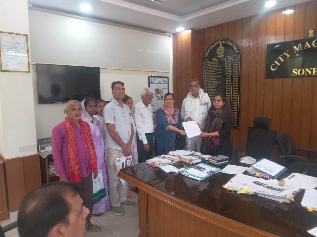 सिटी मजिस्ट्रेट को ज्ञापन सौंपते सीटू के नेता। स्रोत : सीटू