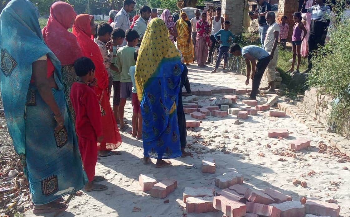 सिद्धौर ब्लॉक के अंदका गांव में खड़ंजा उखाड़ने का विरोध करती महिलाएं। 