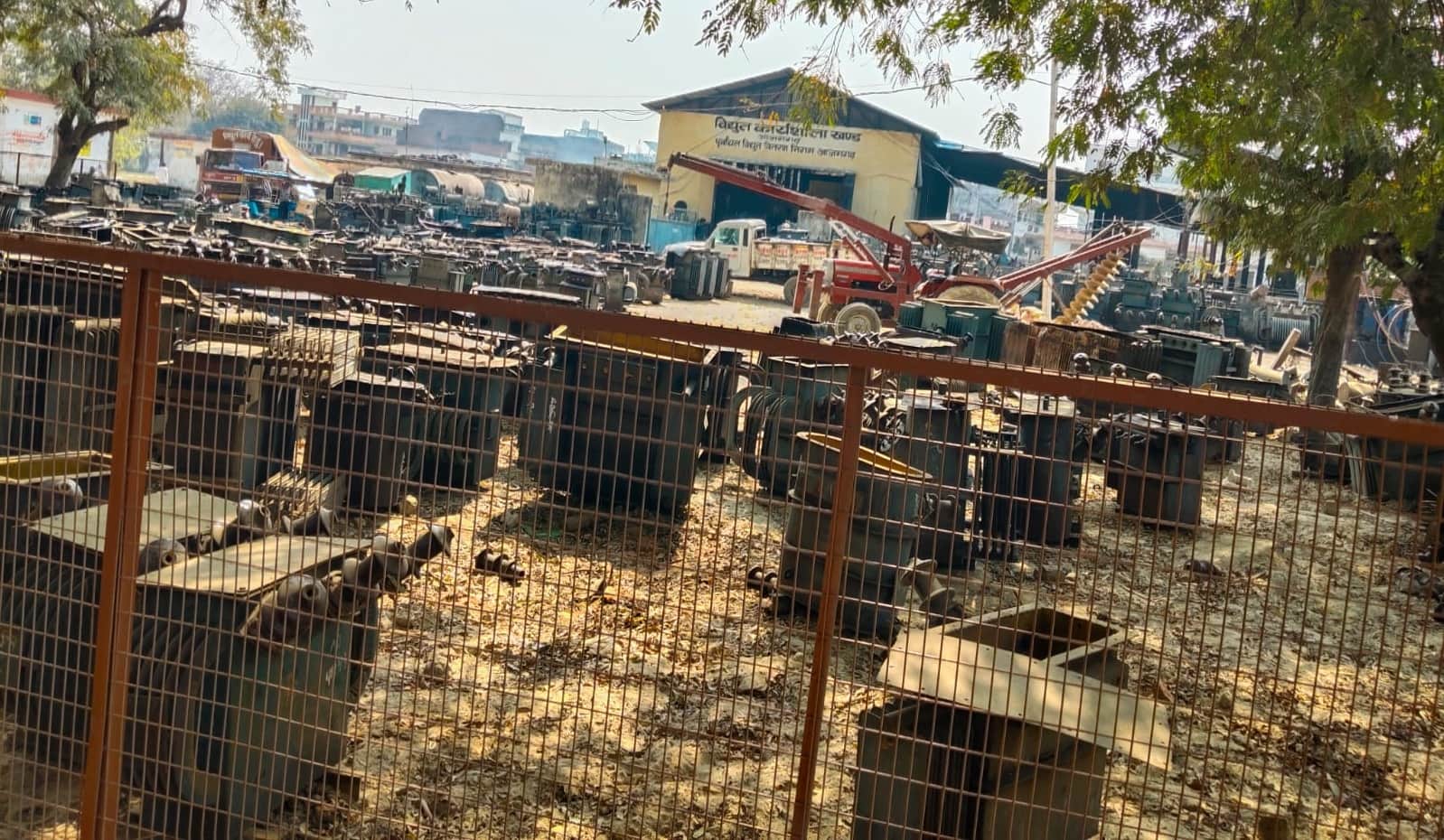 सिधारी स्थित विद्युत विभाग के वर्कशॉप में बनने के लिए रखे गए ट्रांसफार्मर। संवाद