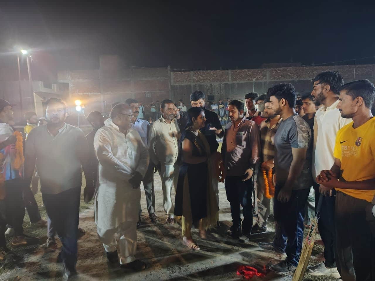 सेवरही के आजाद नगर मे खिलाडियों का परिचय प्राप्त करती डा. संध्या मिश्रा व अन्य | सोशल मीडिया