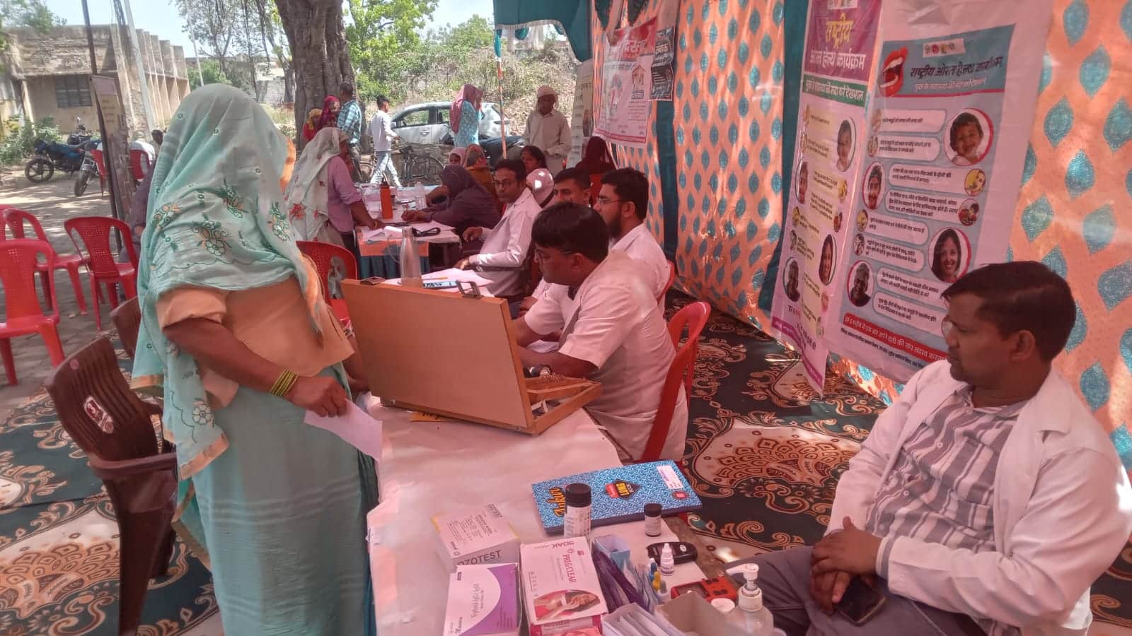 स्वास्थ्य शिविर में मरीजों की जांच करते चिकित्सक ।संवाद 