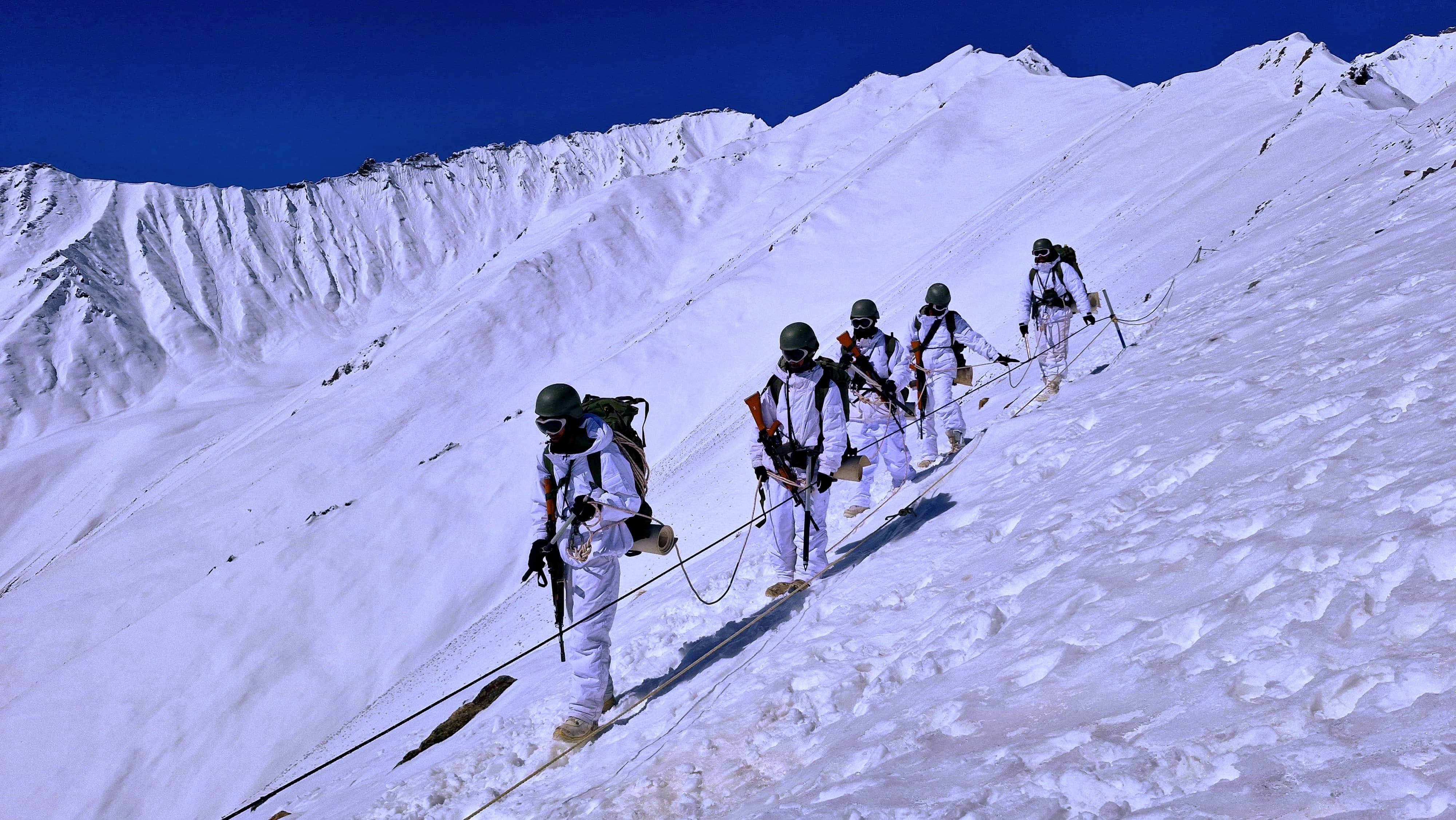 सियाचिन ग्लेशियर क्षेत्र में गश्त करते भारतीय सेना के जवानस्रोत - भारतीय सेना