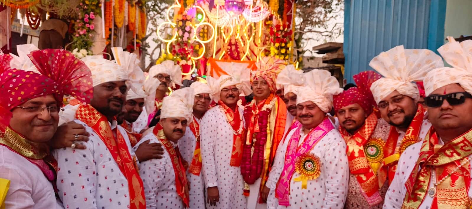 शोभायात्रा में शामिल समाज के लोग।  संवाद 