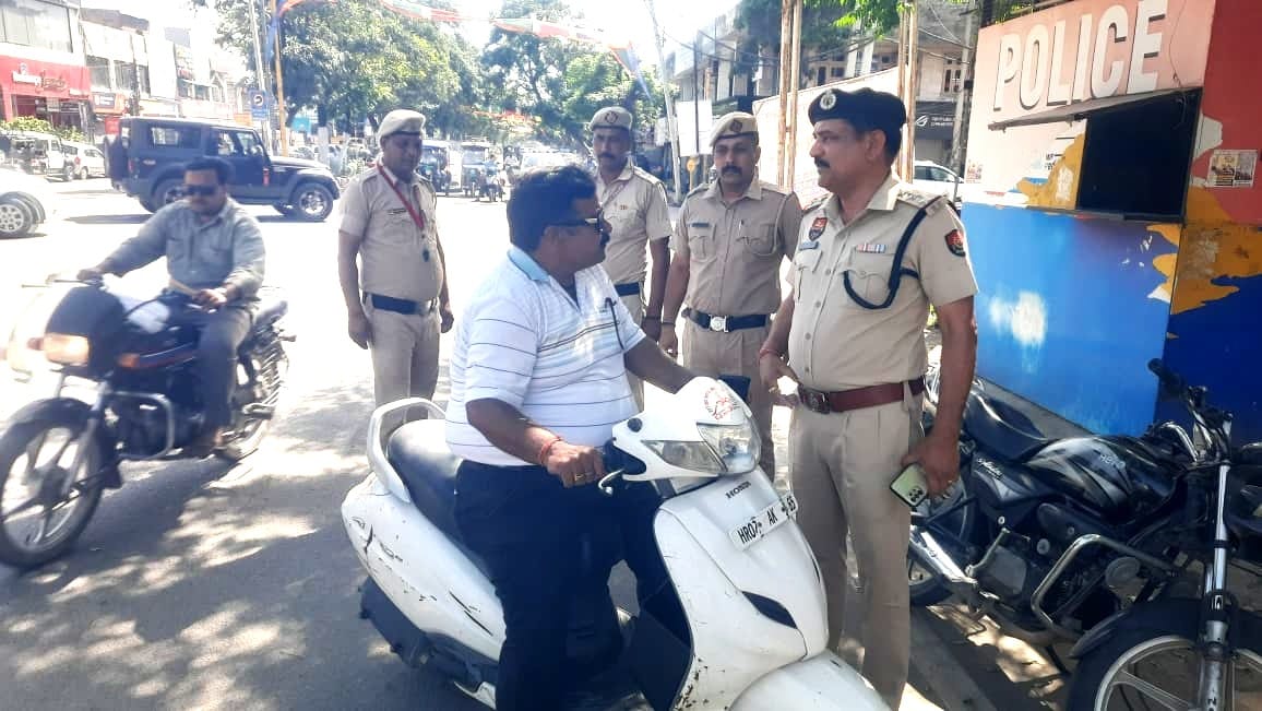 The number of deaths on the roads without helmets is increasing, accidents have raised concerns.