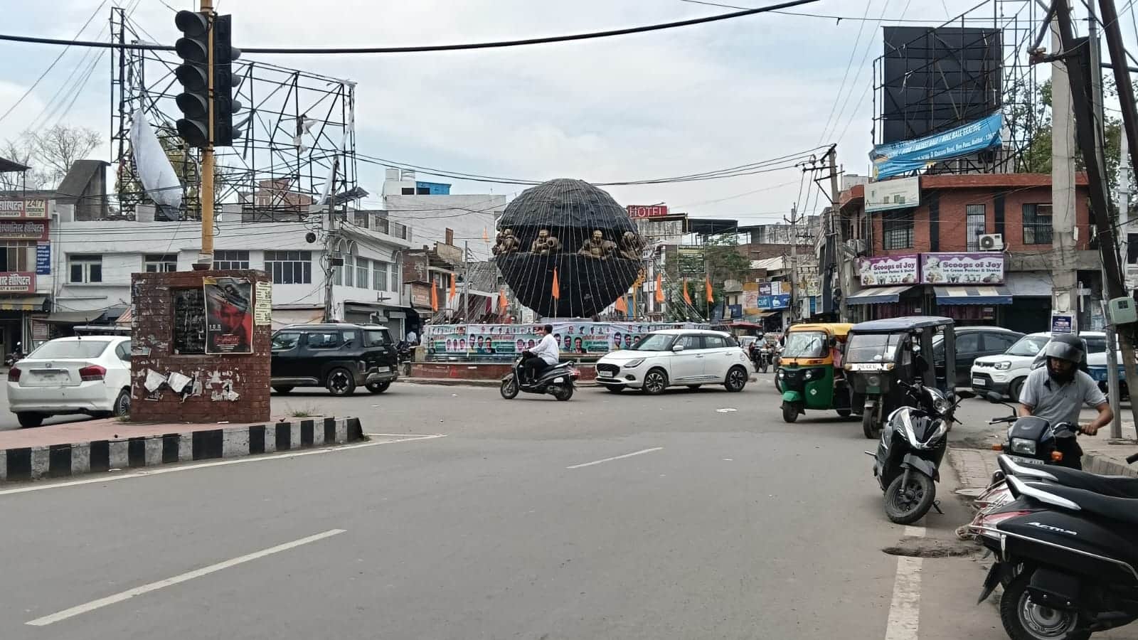 शहर के पेहोवा चौक से गुजरते वाहन चालक। संवाद