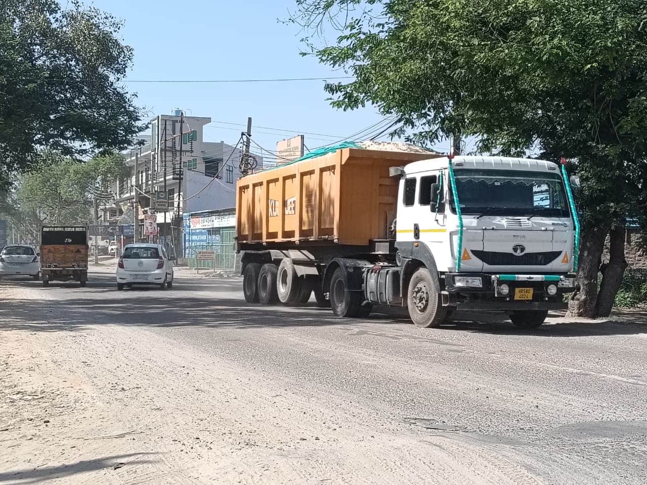 शहर के दिल्ली रोड बाईपास से गुजरता भारी वाहन। 