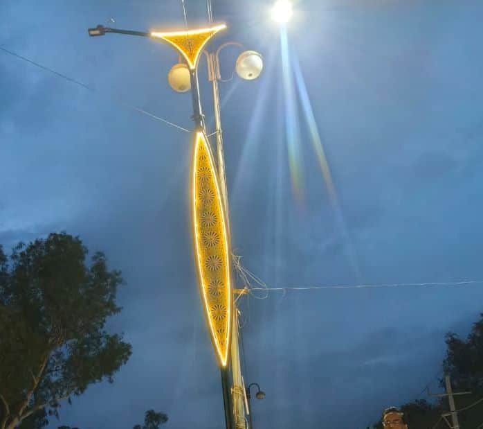 शहर में स्ट्रीट पोल पर लगी लाइट।