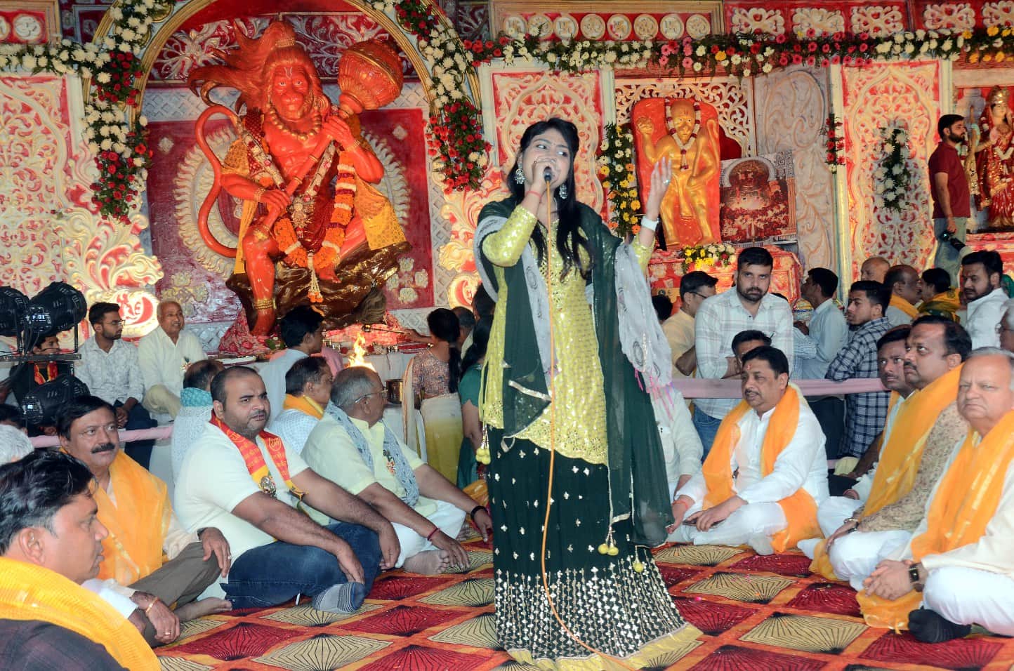 शामली में माजरा रोड पर आयोजित जागरण में भजन प्रस्तुत करती भजन गायिका । संवाद