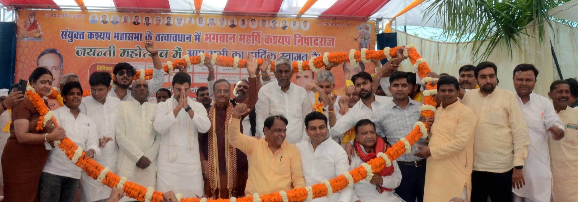 शामली  में माजरा रोड पर महर्षि कश्यप जयंती पर पूर्व उप मुख्यमंत्री का बड़ी माला से स्वागत करते