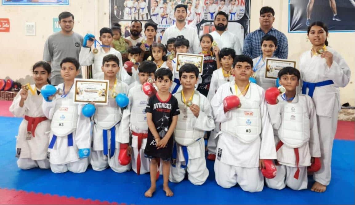 शामली में राज्य स्तरीय कराटे प्रतियोगिता के लिए चयनित खिलाड़ी। स्रोत कोच