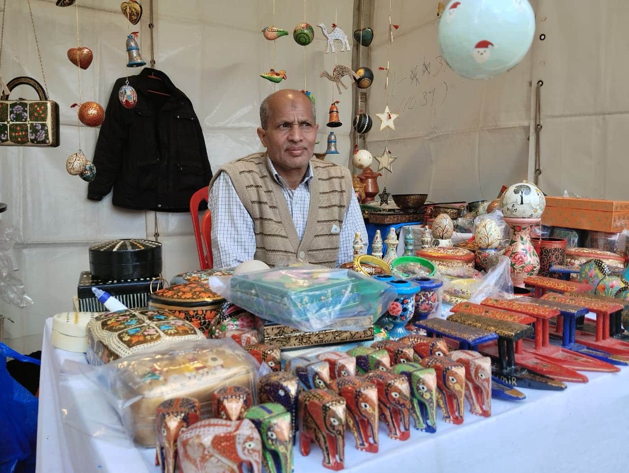 शेर ए कश्मीर पार्क में लगा क्राफ्ट मेले में जदीबल के जुल्पफकार अली। संवाद