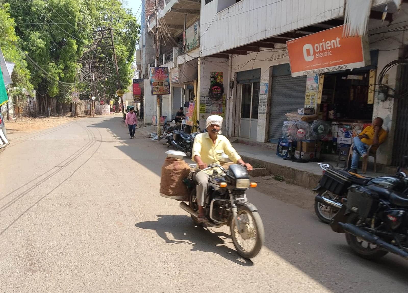 तेज धूप में कचहरी मार्ग पर सन्नाटे के बीच गुजरता ूधिया।- संवाद।