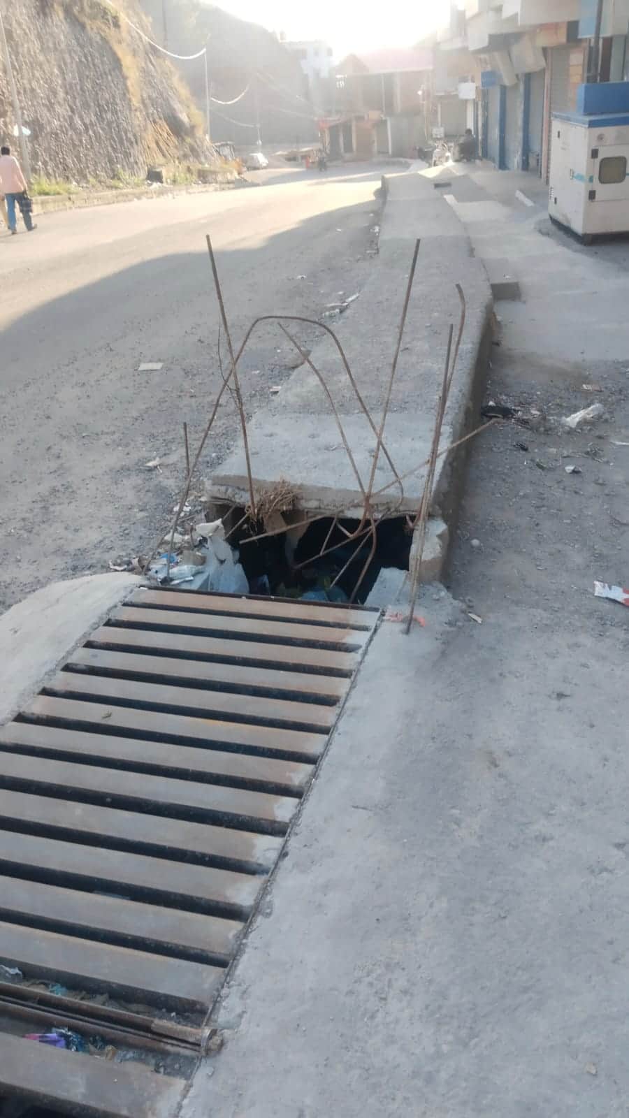 टौणी देवी में कांगड़ा बैंक चौक के पास नालियों पर निकले सरिये। संवाद