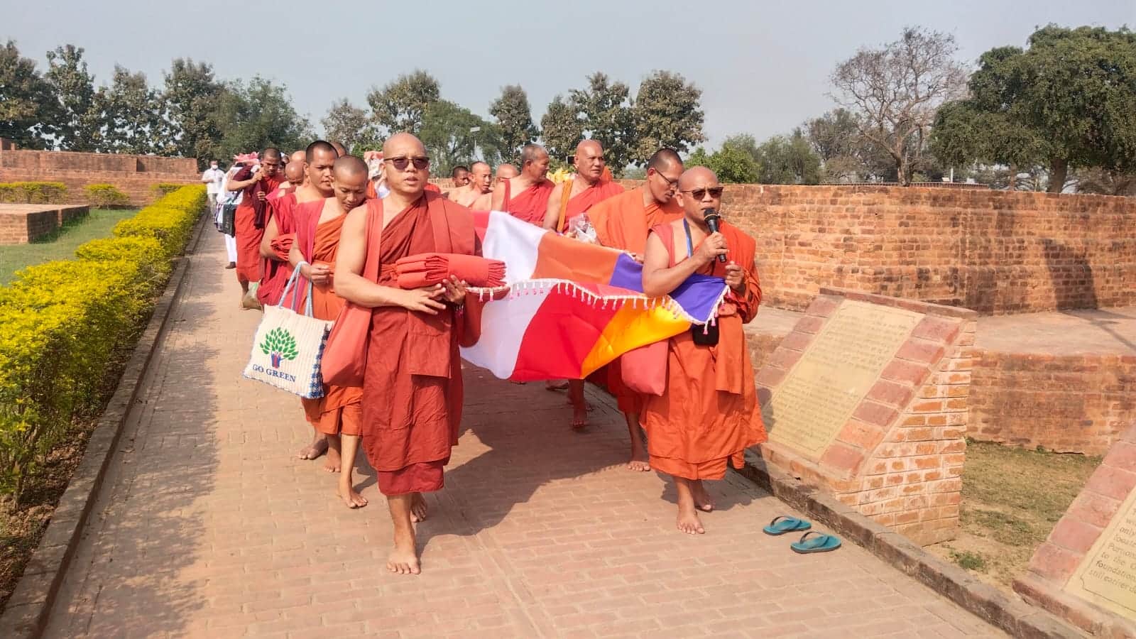 तपोस्थली में रविवार को जेतवन परिसर की परिक्रमा करते बौद्ध अनुयायी। - संवाद