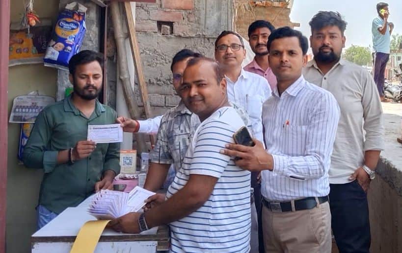 टेवां बाजार में सदस्यता अभियान चलाते केमिस्ट एसोसिएशन के लोग।   संवाद