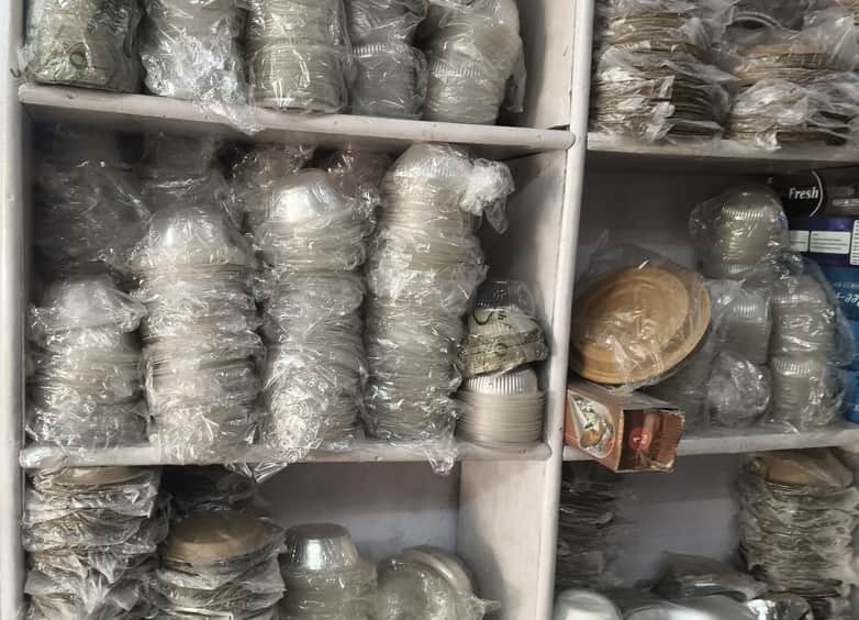 दुकान में रजे दोना-पत्तल। संवाद 