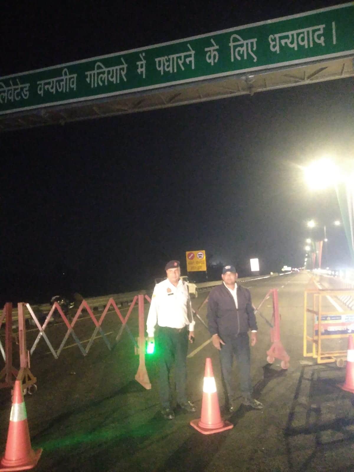 दिल्ली-देहरादून एक्सप्रेसवे पर रूट डायवर्जन के लिए की गई बेरिकेडिंग।