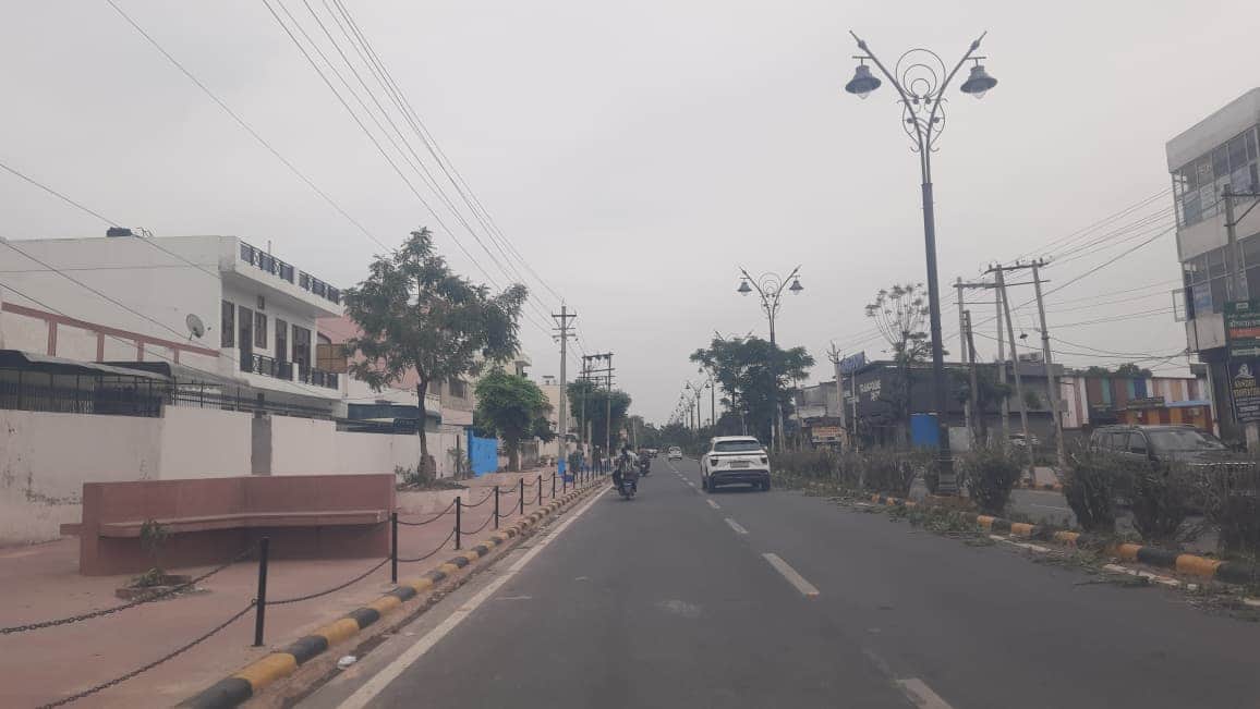 दोपहर के समय जिमखाना रोड से गुजरते वाहन। संवाद