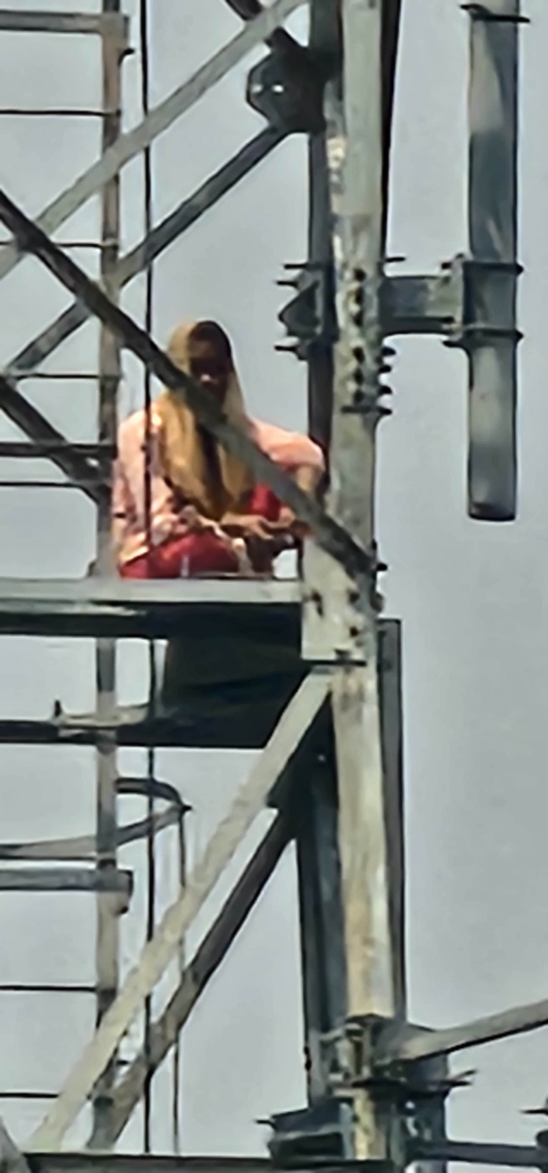 दुदही टैक्सी स्टैंड के पास एक मोबाइल कंपनी की टाॅवर पर चढ़ी किशोरी। सोशल मीडिया