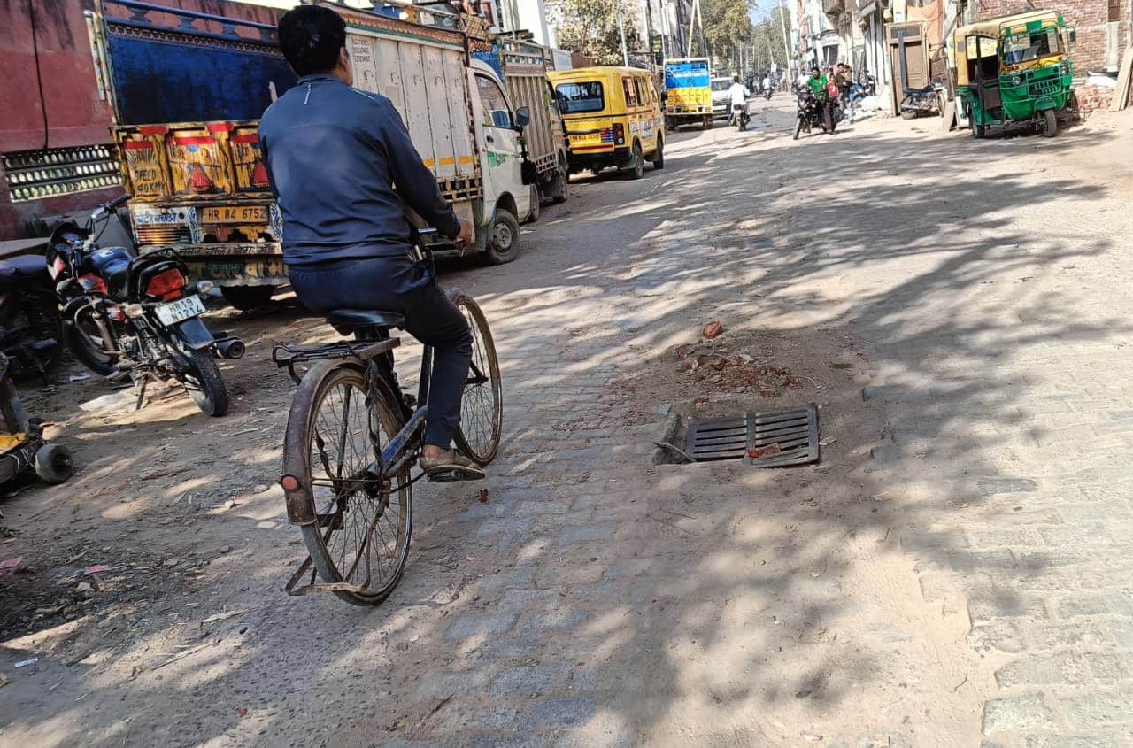 दादरी शहर की काठ मंडी की खस्ताहाल सड़क। 