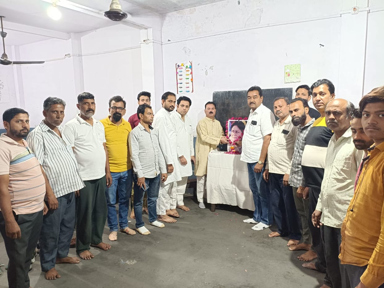 Congress leaders paid tribute to Kidwai and Asha Bhosle