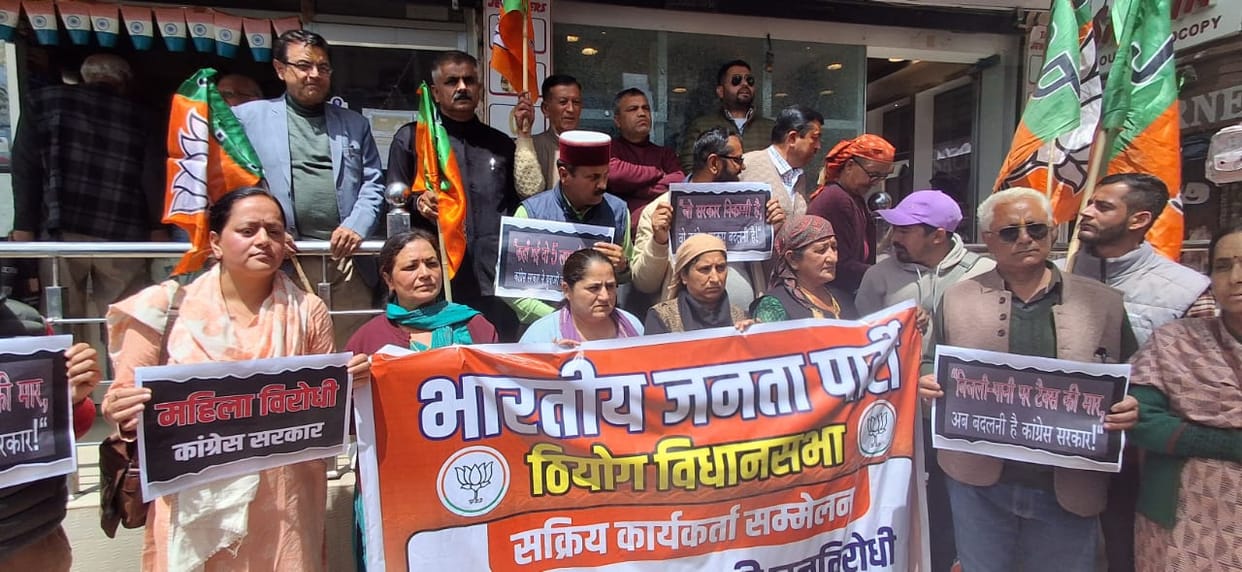 BJP protests in Theog demanding compensation for orchardists