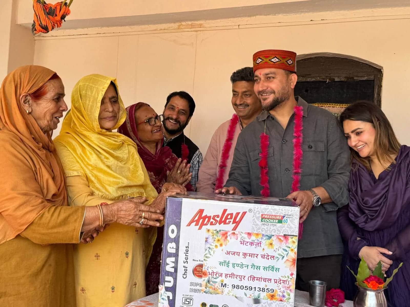 धरोग पंचायत में विधायक आशीष शर्मा व भगेटू पंचायत के पूर्व प्रधान अजय महिला मंडलों को कुकर भेंट 